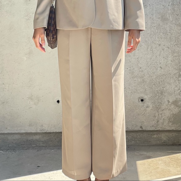 SUIT - Picture 2 of 7